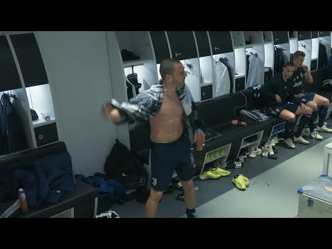 Angry Bonucci screaming in the dressing room, Ronaldo agrees (All or Nothing)