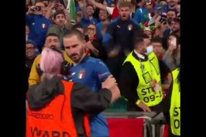 The steward confused Leonardo Bonucci for a fan! 🤣 | #Shorts | ESPN FC