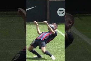 Robert Lewandowski shows off his juggling skills during Barcelona unveiling!