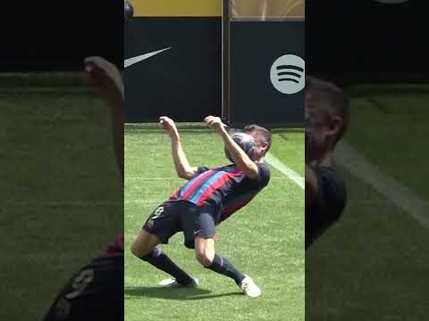 Robert Lewandowski shows off his juggling skills during Barcelona unveiling!