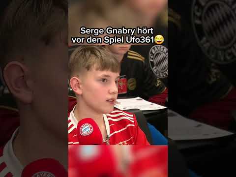 Serge Gnabry hört vor dem Spiel Ufo361😂