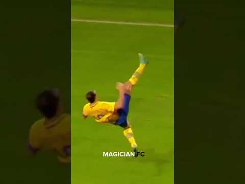 Zlatan Ibrahimovic’s crazy bicycle kick 😱
